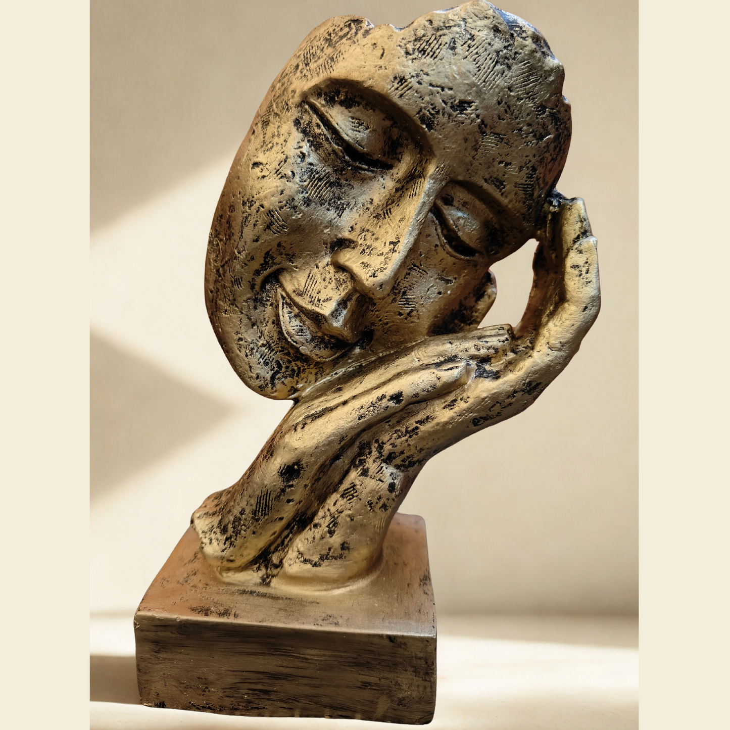 Serene Face Resin Showpiece – Golden Abstract Sculpture for Home Decor