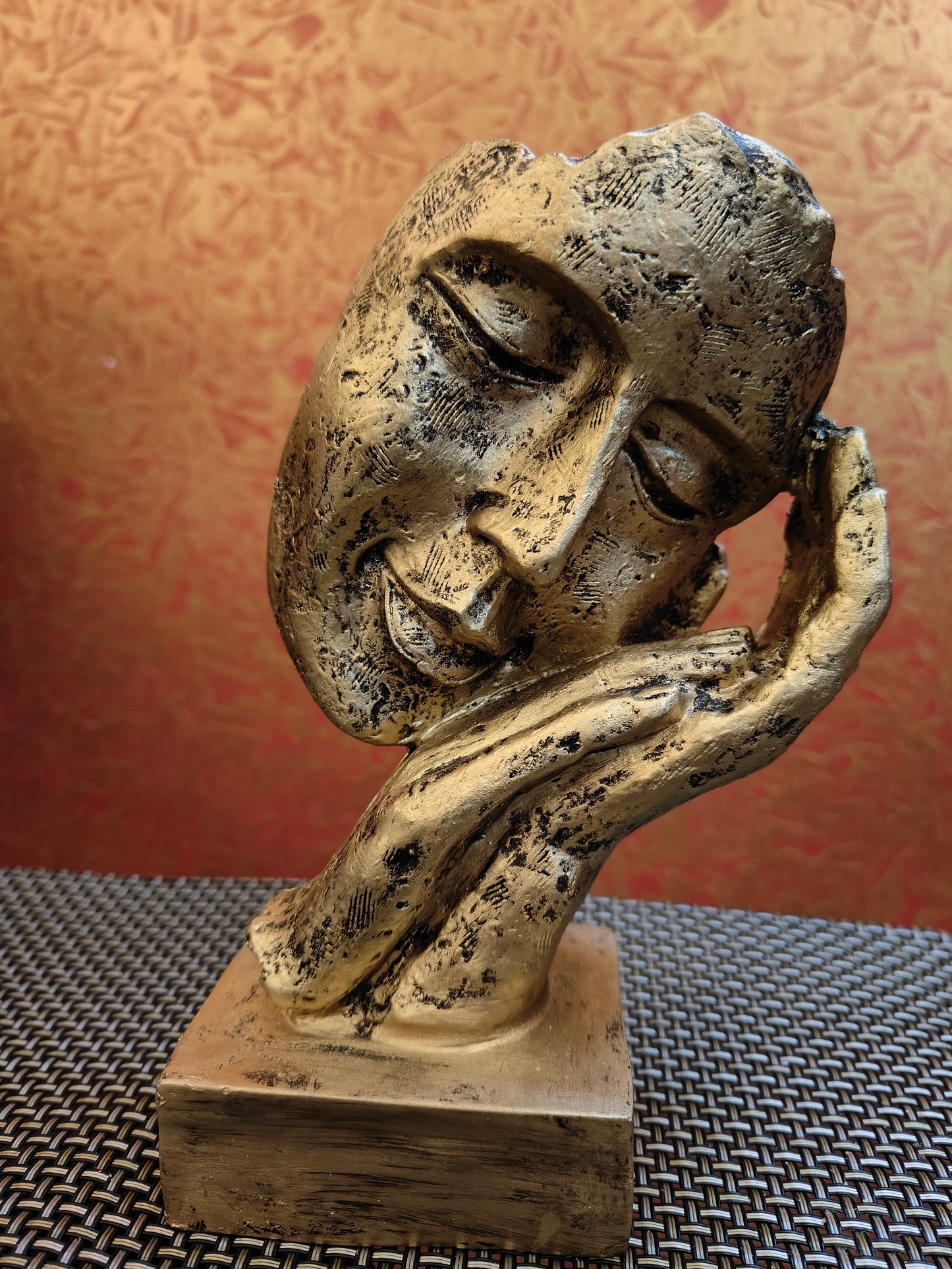 Serene Face Resin Showpiece – Golden Abstract Sculpture for Home Decor